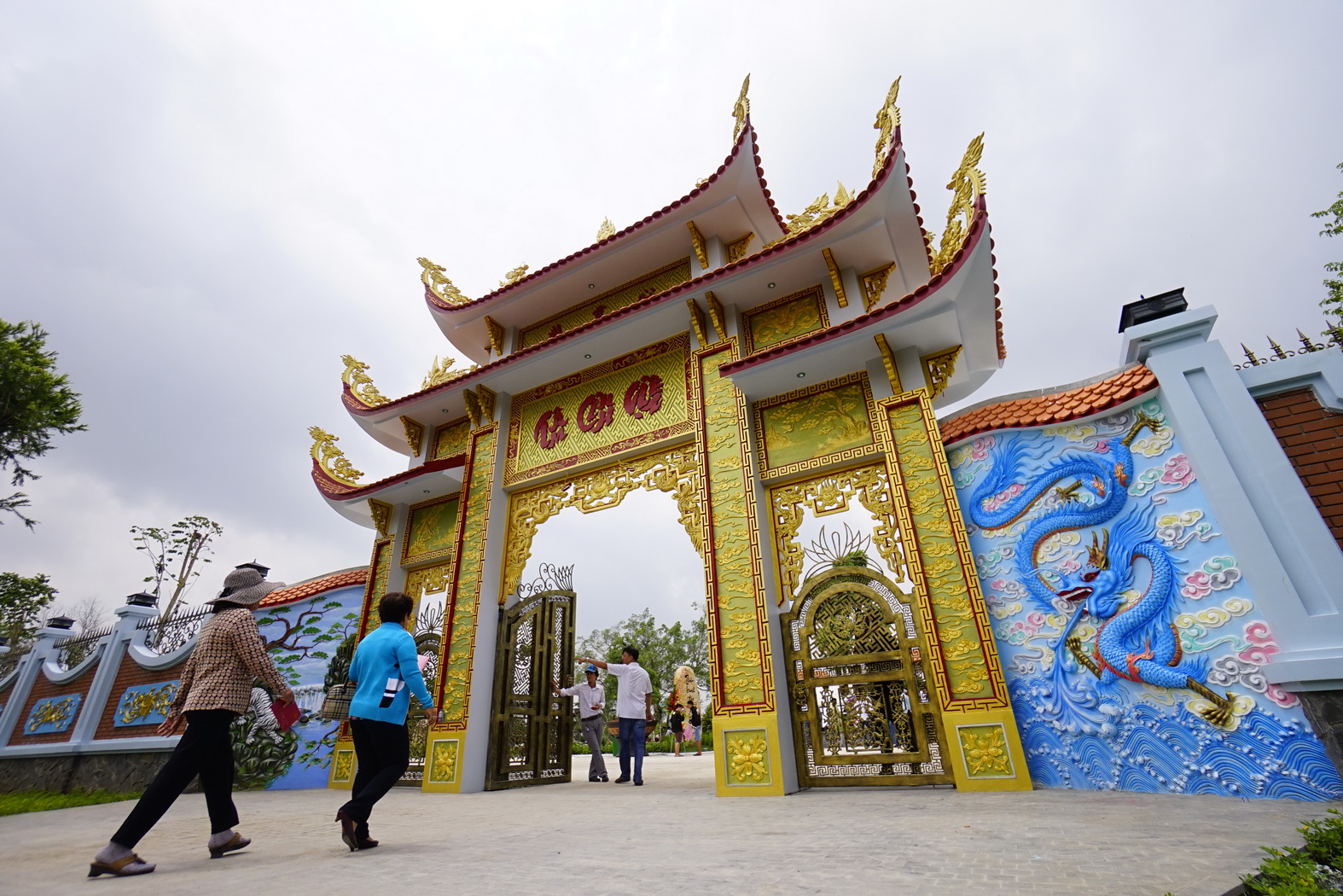 Thăm nhà thờ tổ Hoài Linh - Kinh phí xây dựng lên tới 100 tỉ